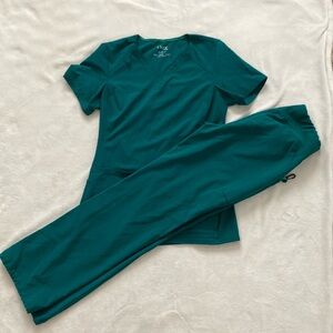 iFlex Hunter Green Scrubs XS top & XS bottoms